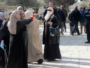 İsrail polisi, kız öğrencinin başını zorla açtı