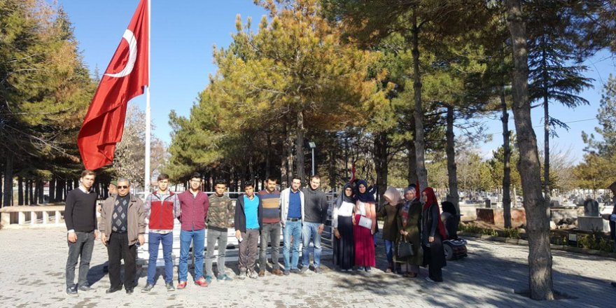 Lise öğrencilerinden Şehit Halisdemir'in kabrine ziyaret