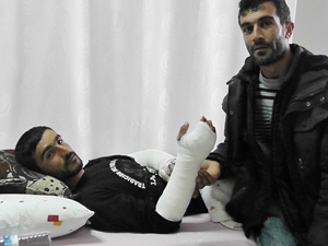 Çatıdan düşüp kollarını kırdı