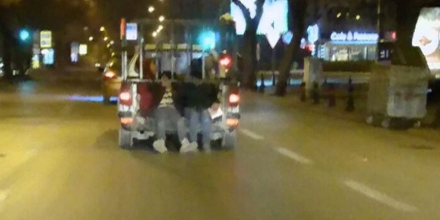 Kamyonet üzerinde tehlikeli yolculuk