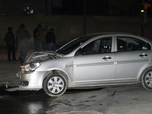 Otomobil ile polis otosu çarpıştı