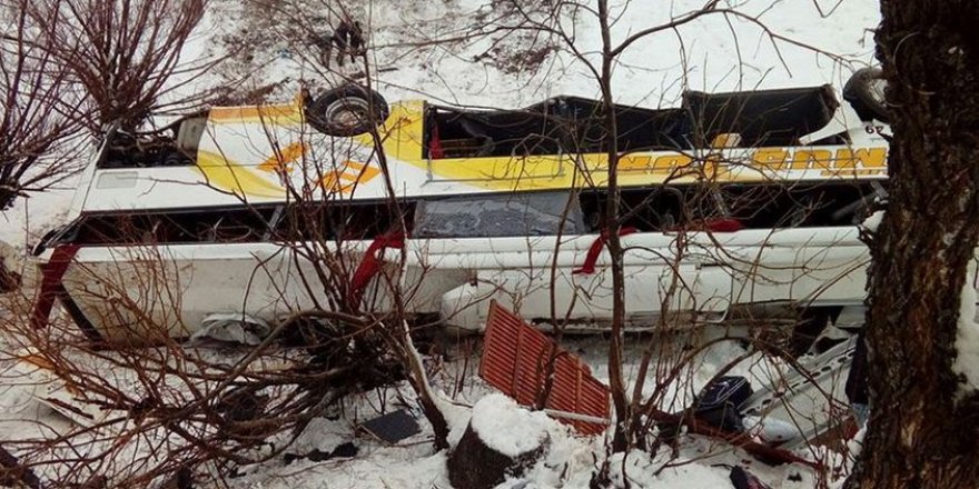 Yolcu otobüsü dereye uçtu: 6 ölü, 20 yaralı