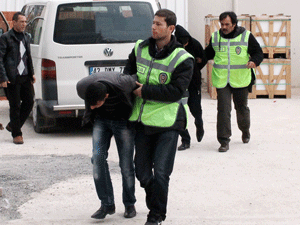 Benzini biten hırsızlar polise yakalandı