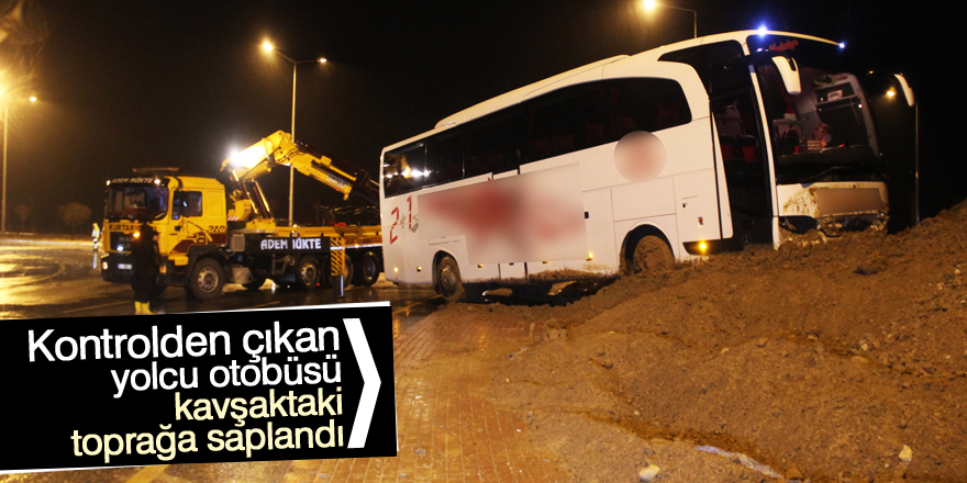Kontrolden çıkan yolcu otobüsü kavşaktaki toprağa saplandı