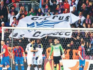 Viktoria Plzen taraftarından çirkin pankart