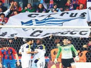 Plzen taraftarından çirkin pankart