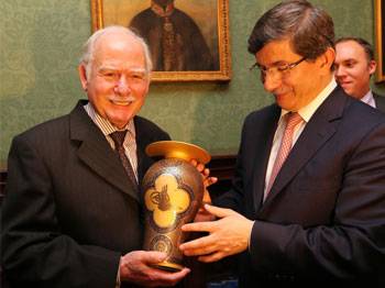 Bakan Davutoğlu 'Osmanlı ailesi' ile görüştü