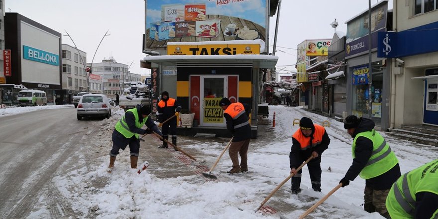 Ereğli Belediyesi kar temizleme çalışmalarını sürdürüyor