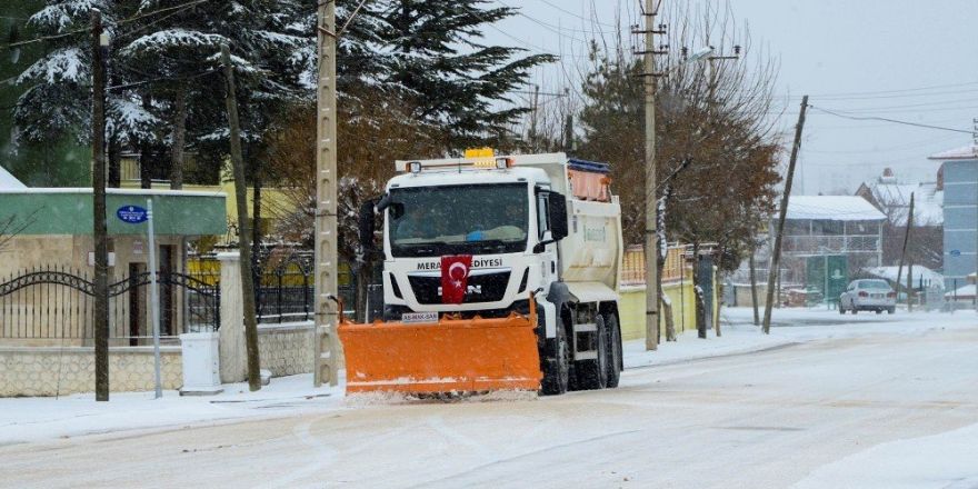 Meram Belediyesi kar temizleme çalışmalarını sürdürüyor