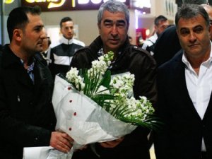 Beşiktaş Trabzon"da Çiçeklerle Karşılandı