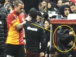 Sneijder oyundan çıkınca delirdi