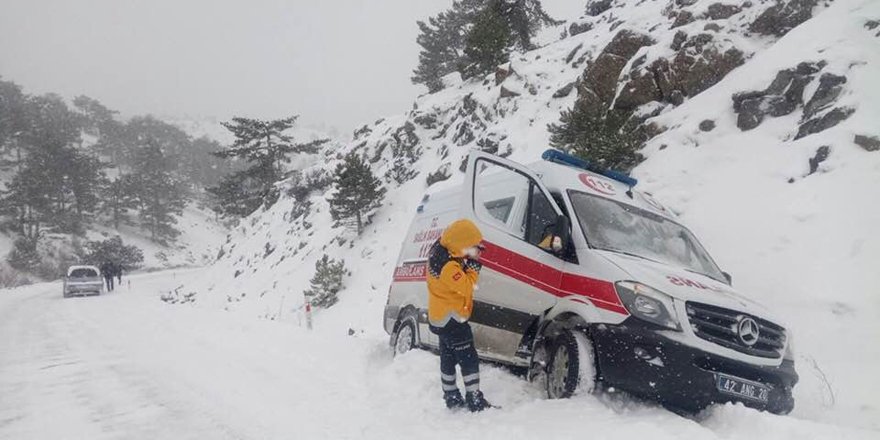 Yolda mahsur kalan ambulansı belediye ekipleri kurtardı