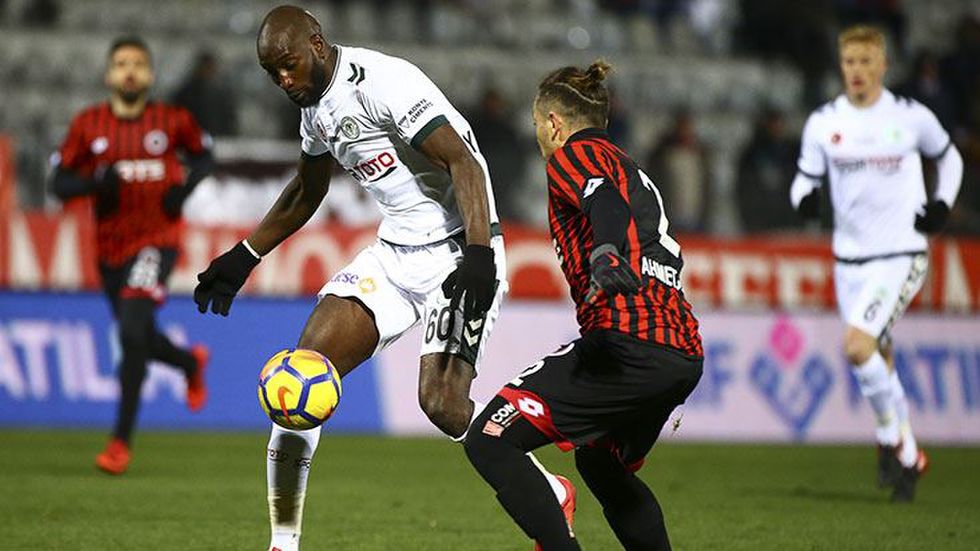 Yatabare'nin çenesi kırıldı