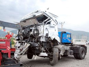 Tır ile kamyonun çarpışması sonucu 3 kişi yaralandı