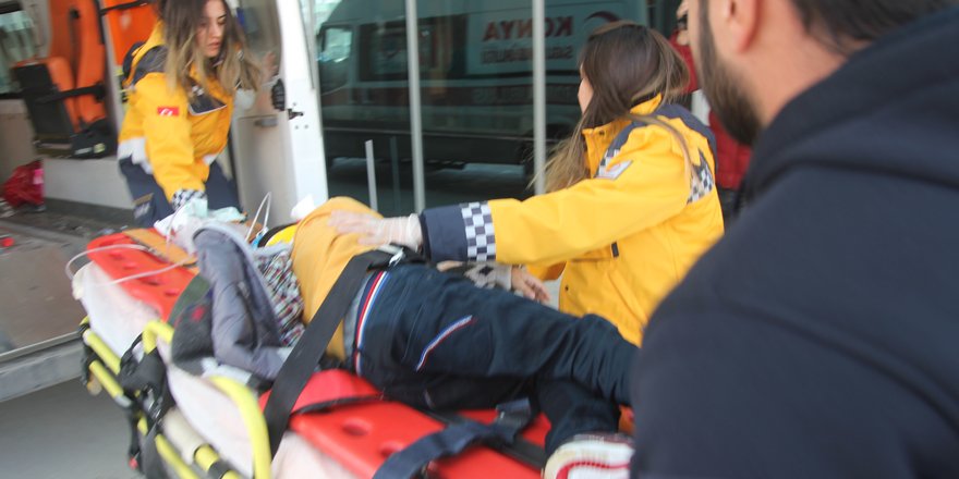 Üzerine reklam panosu düşen çocuk ağır yaralandı