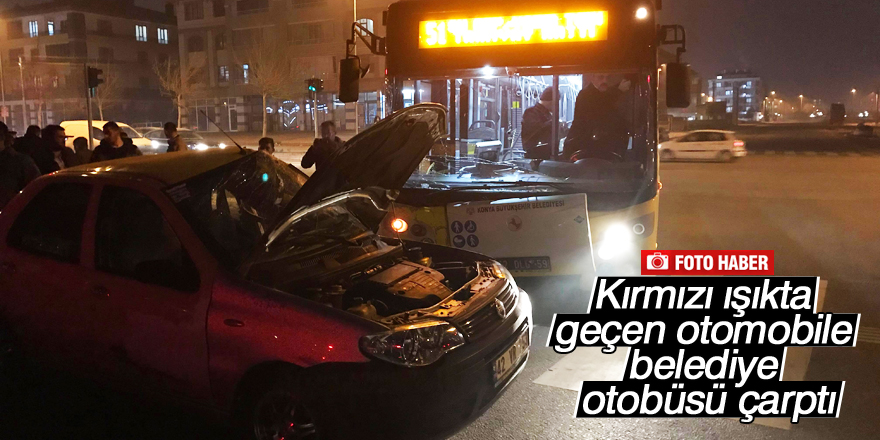 Belediye otobüsü otomobille çarpıştı: 4 kişi yaralandı