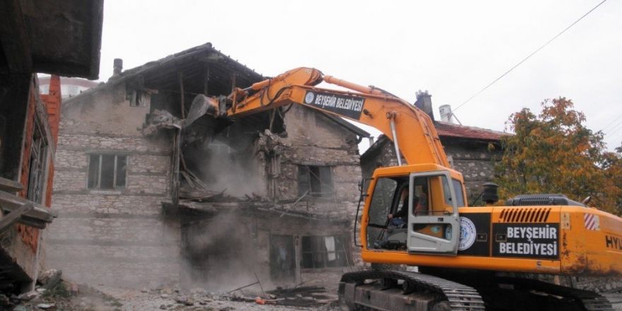 Beyşehir’de metruk binalar yıkılıyor