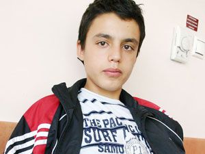 Kopan parmaklar, geçici olarak cilt altına dikildi