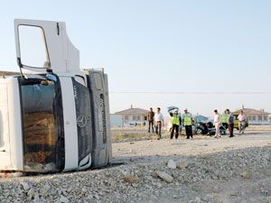 Otomobille kamyon çarpıştı: 2 ölü, 4 yaralı