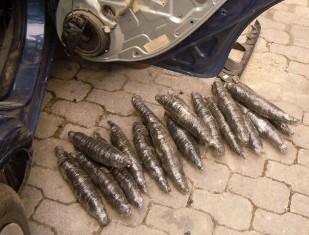 Kadının belinden bonzai, aracın kapısından esrar çıktı