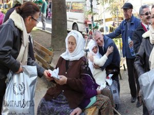 CHP kadın kolları sokakta türban dağıttı