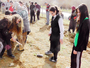 Beyşehir’de öğrenciler fidanları toprakla buluşturdu