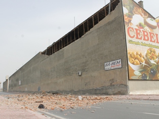 Fırtına duvar yıktı