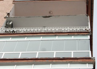 Şiddetli rüzgar balkonu uçurdu