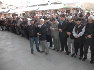 Suriyeliler için saf tuttular