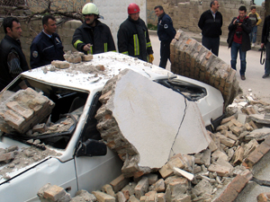 İş yerinin duvarı otomobilin üzerine çöktü