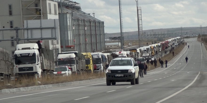 Konya'da 300 tırla Zeytin Dalı Harekatı'na destek konvoyu