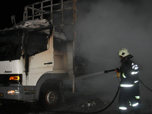 Ev eşyası taşıyan TIR kül oldu