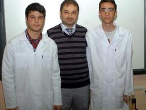 Tavuk tüyüyle denizde temizlik