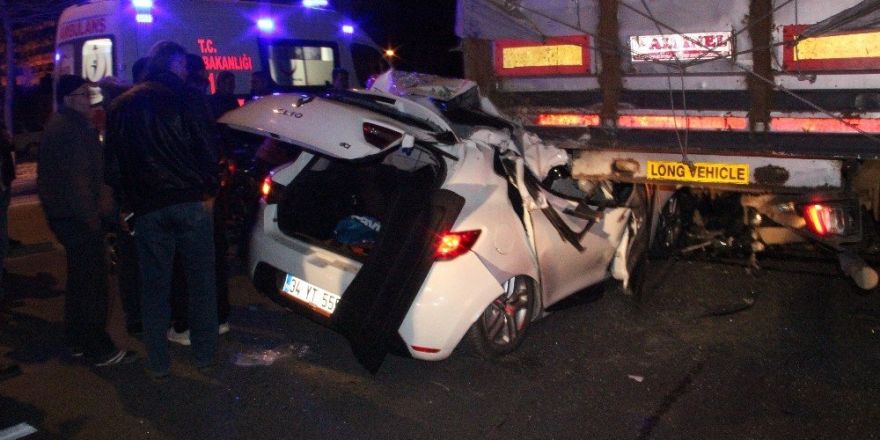 Tıra arkadan çarpan otomobil dorsenin altına girdi: 4 yaralı