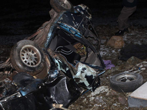 Uçuruma yuvarlanan otomobilden sağ çıktı