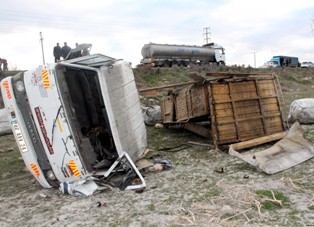 Benzini biten kamyona TIR çarptı: 2 ölü