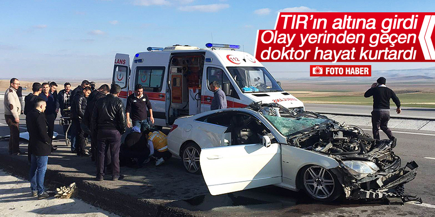 Çekiciye çarpan otomobilde can pazarı