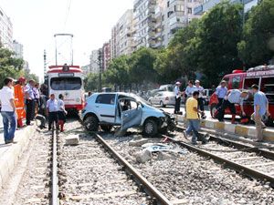Otomobil tramvay hattına uçtu