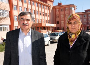 Öğretmen derse serbest kıyafetle girdi