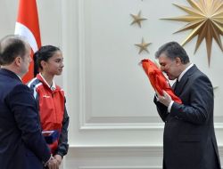 Su, toprak ve bayrak Gül'e sunuldu
