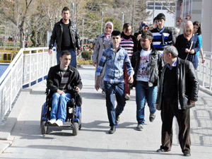 Engelli gencin azim dolu yaşam öyküsü