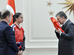 Baykan ve gençler Çankaya köşkünde