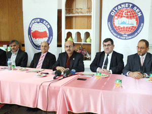 Diyanet-Sen’den birincilere umre hediyesi