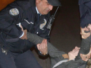 Hamile kadın kendini yola attı