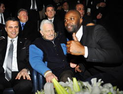 Pascal Nouma Süleyman Seba'nın elini öptü, teşekkür etti