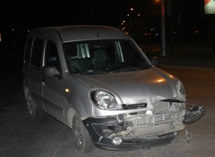 Otomobil polis aracı ile çarpıştıd