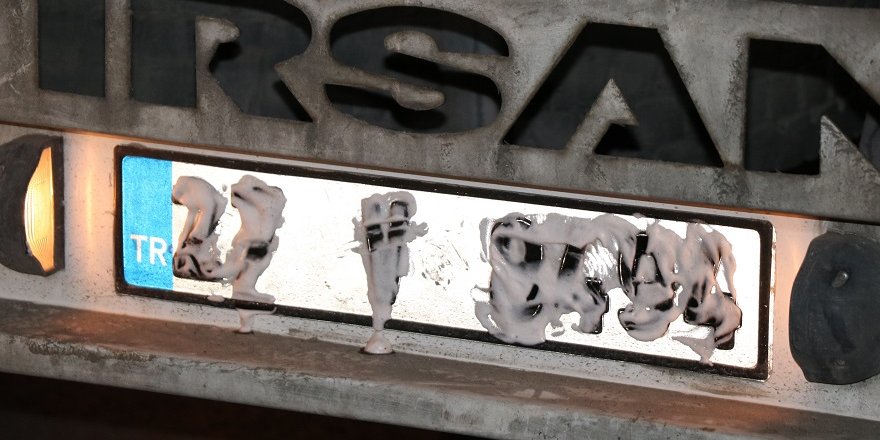 Plakasını tıraş köpüğüyle kapattı yakalandı
