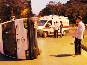 Kontrolden çıkan minibüs yan yattı