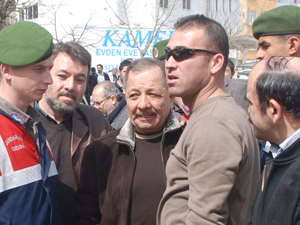 Argun annesinin cenazesine katıldı