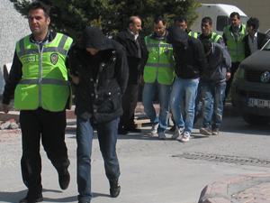 4 takım elbiseyi üst üste giyip çaldı
